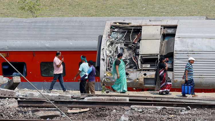 印度列車脫軌相撞事故發生地已恢復火車通行