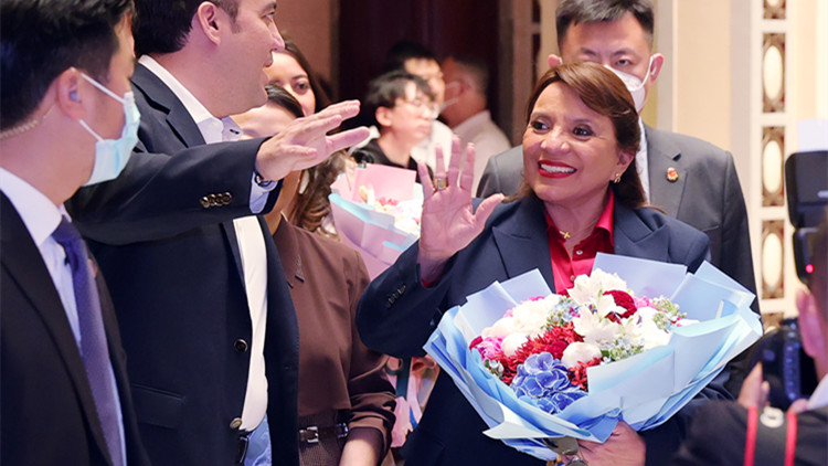 趙樂際會見洪都拉斯總統卡斯特羅