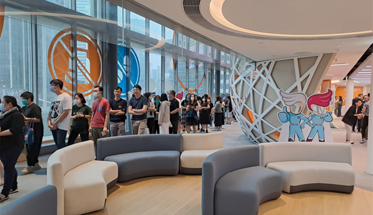 小黃鴨加入「抗毒戰士」  千隻鴨公仔兩小時派罄