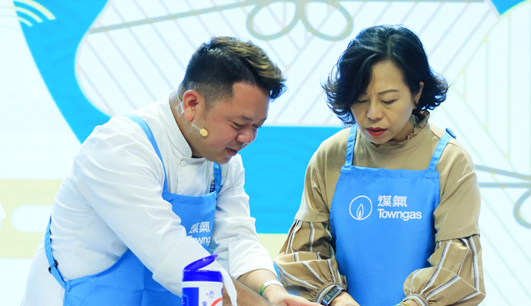 煤氣公司舉行「萬糉同心為公益」活動 逾400人創下「線上線下最多人齊包糉」健力士世界紀錄