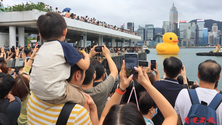 黃鴨告別維港 餘下一隻被放氣移走