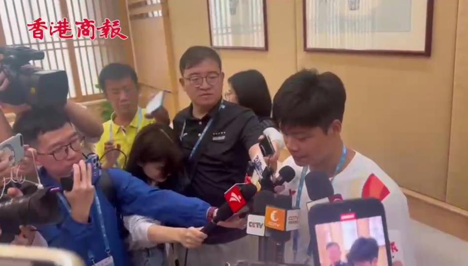 有片｜成都大運會火炬傳遞深圳站啟動 蘇炳添首棒