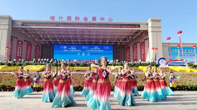 有片｜新疆青年男女載歌載舞慶祝文博會首屆新疆展開幕