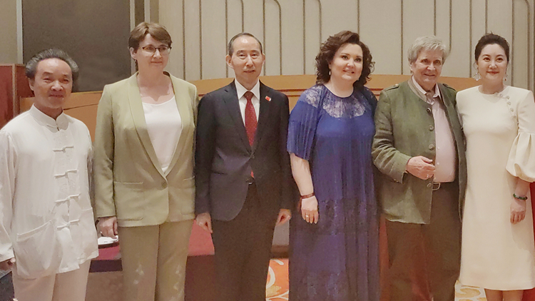 龍宇翔與俄羅斯「國寶級」指揮家弗拉基米爾·費多謝耶夫親切會見