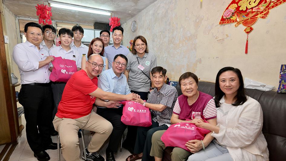 陳國基上門探訪長者 指官員要走入群眾了解民情