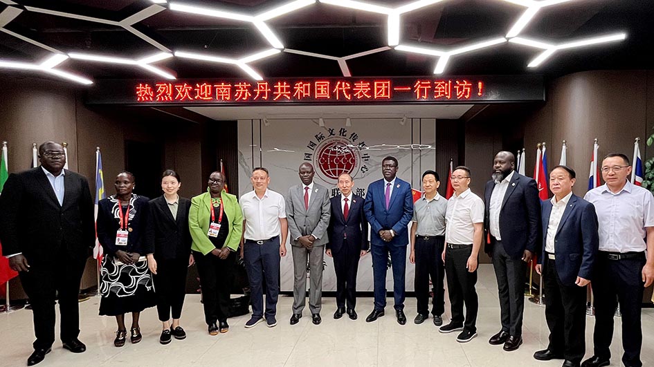 龍宇翔與南蘇丹共和國礦業部部長馬丁·加馬·奧查親切會見