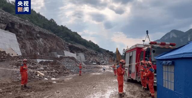 應急管理部派出工作組趕赴湖北宜昌五峰縣山體滑坡現場 