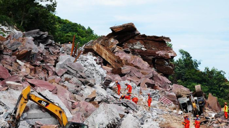 湖北五峰山體滑坡｜已搶修出第一條施工便道