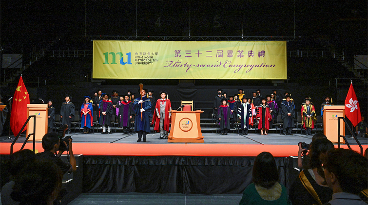 都大舉行夏季畢業典禮 校長寄語擁抱人工智能革命創無限可能