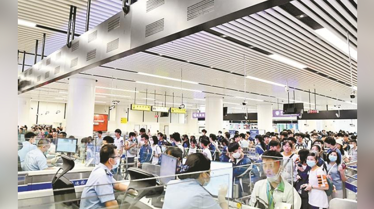 港生暑期深圳研學忙 港府本學年將安排4萬高中生赴內地考察學習