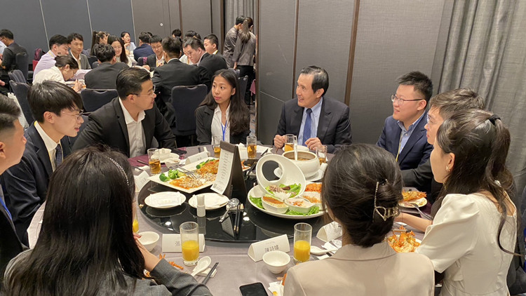 馬英九歡迎大陸高校師生參訪團：我73歲最好的生日禮物