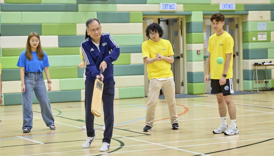 都大校長接受板球挑戰 校友攝製短片勉勵考生迎難而上