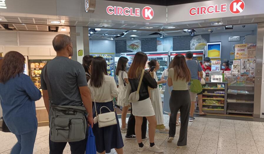 多圖｜第二期消費券發放促生意額大漲 市民商戶冀政策持續