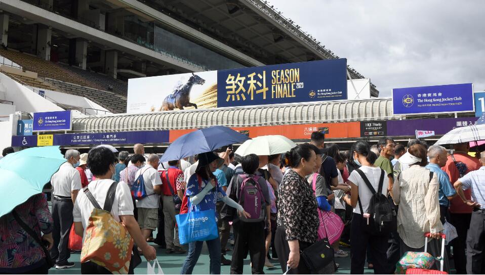 沙田馬場煞科戰三號風球下無減馬迷熱情 投注額創回歸後煞科日及單日新高