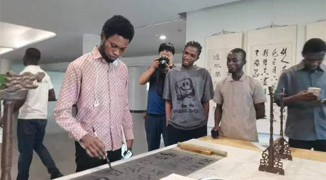 外國友人沉浸式體驗濰坊教育和傳統文化