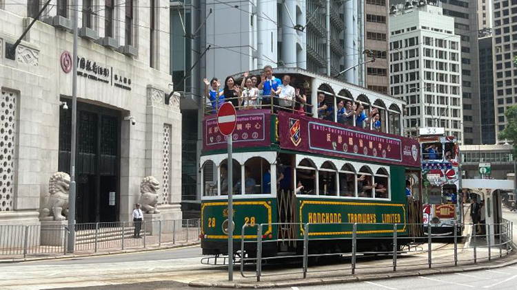 警方反詐騙協調中心舉辦電車巡遊宣傳活動 向市民宣傳防騙資訊