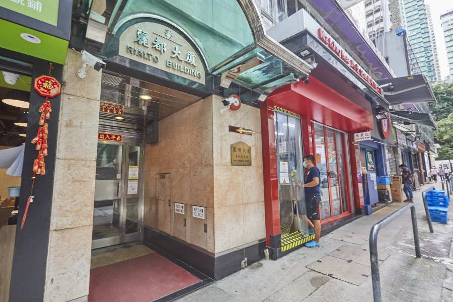 再塌石屎！灣仔蘭杜街商舖簷篷剝落 消防到場拆除