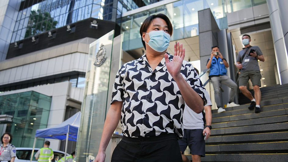 ​國安處帶走袁弓夷子女媳問話 袁彌昌下午離開灣仔警署