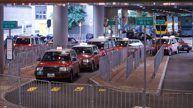 尖沙咀的士爆玻璃窗 女乘客手腳割傷送院