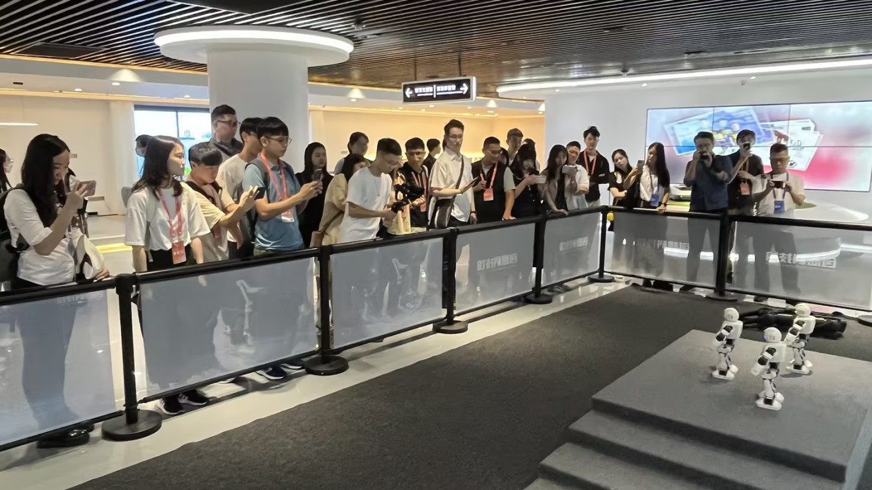 台青做客蘇州 與「吳中機械人」互動