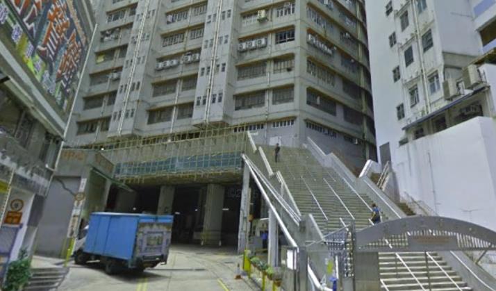 葵涌工廈天降石屎擊中貨車 幸無人傷