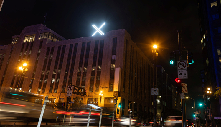 馬斯克在推特大樓上新安裝的X標誌被拆除