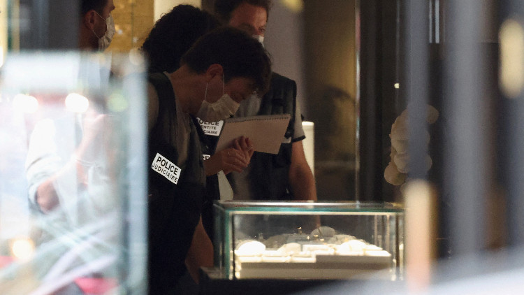 巴黎伯爵珠寶店遭持槍搶劫 三名劫匪在逃