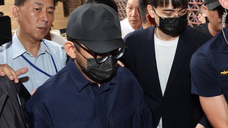 黃子佼涉強制猥褻35萬元交保 限制出境出海