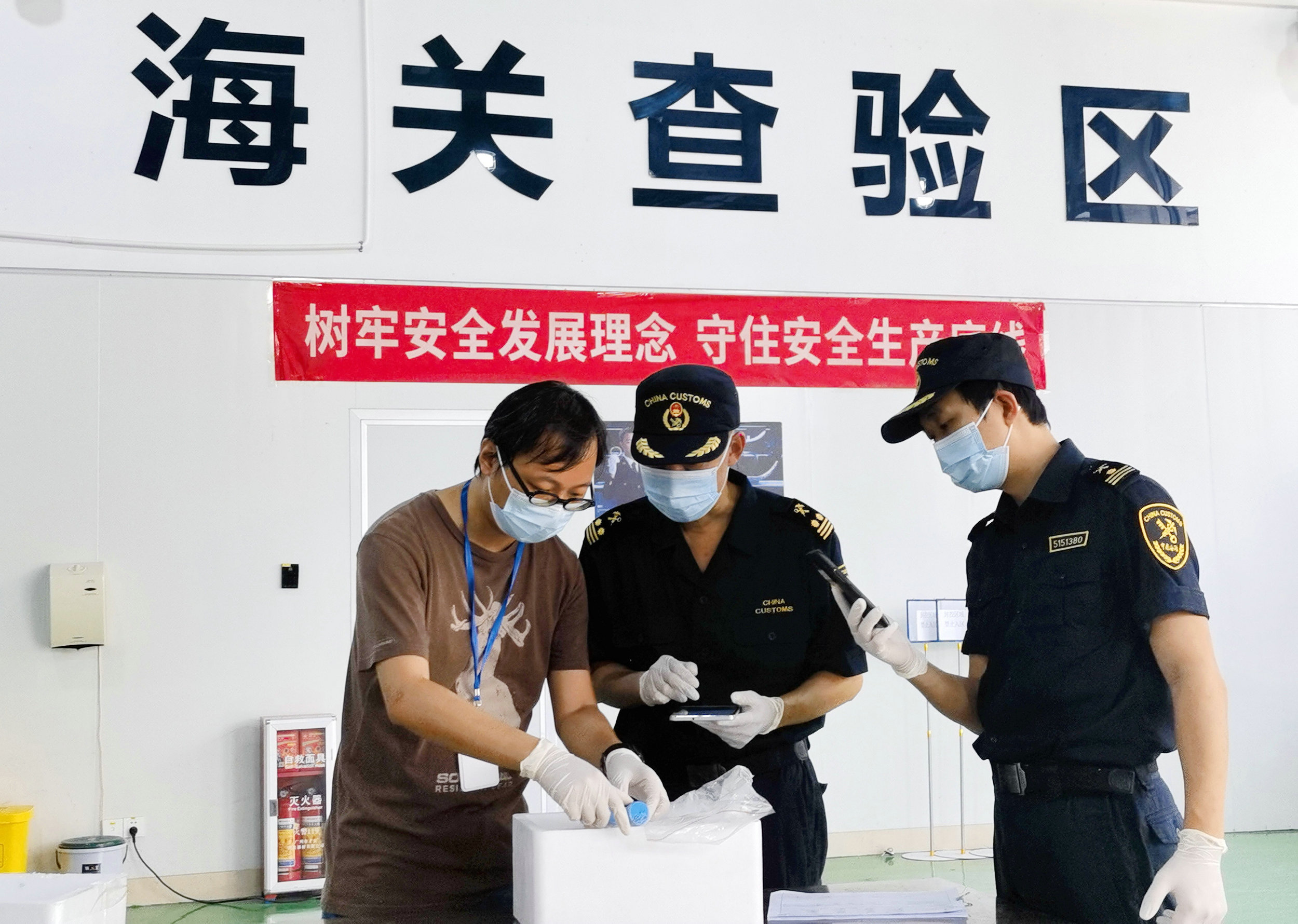 穗首批適用科研用物資跨境正面清單物品順利通關  投入港科大（廣州）科研使用