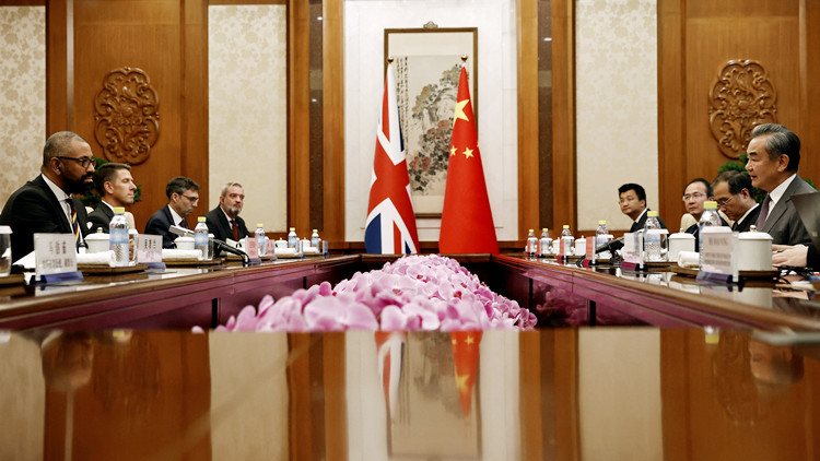 王毅同英國外交發展大臣克萊弗利舉行會談