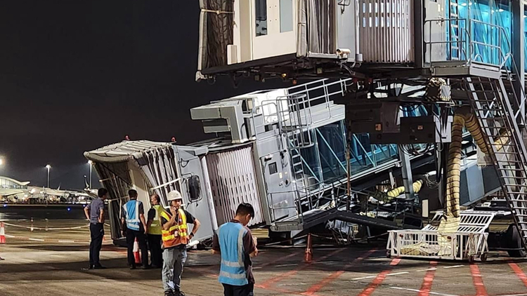 機管局：機場登機橋倒塌因控制箱入水短路所致