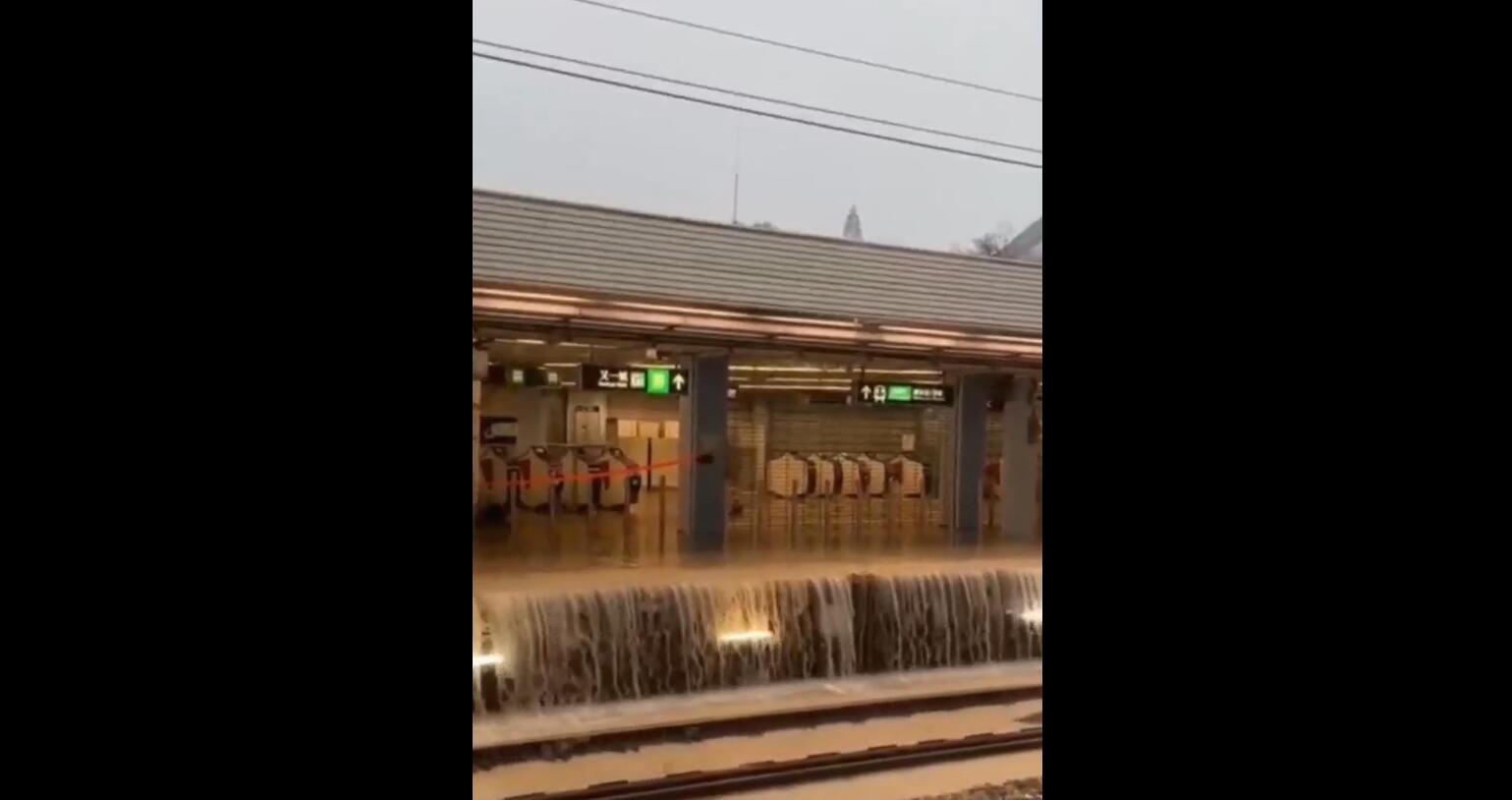 黑雨襲港｜ 【有片】九龍塘地鐵站嚴重水浸