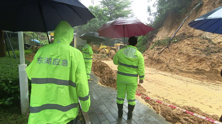 深圳羅湖區持續開展搶險救援工作 國貿附近路面交通恢復
