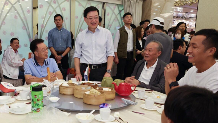 李家超到茶樓聽街坊意見 冀更好了解市民想法和期望