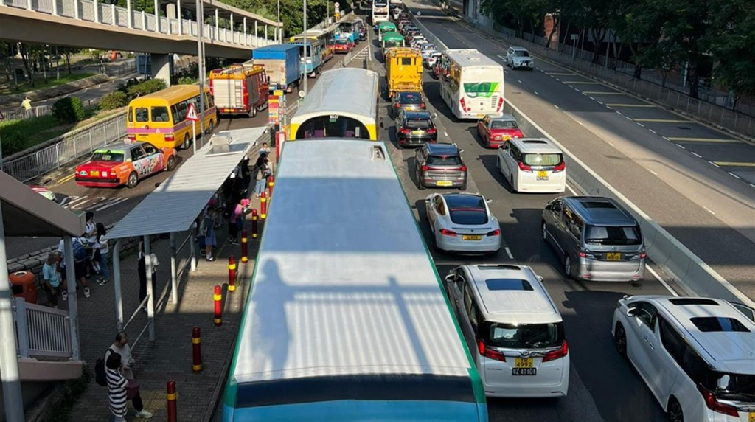 香港仔海傍道發生5車串燒意外致大塞車 3司機1乘客輕傷