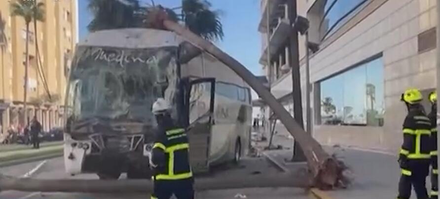 西班牙一校車失控撞向行人 3死3傷