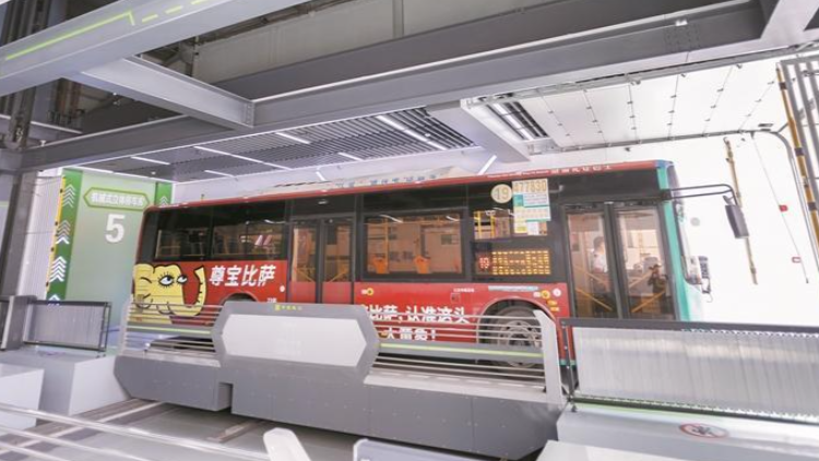 深圳智慧停車場賦能未來出行 公交車從「睡馬路」改住「電梯房」