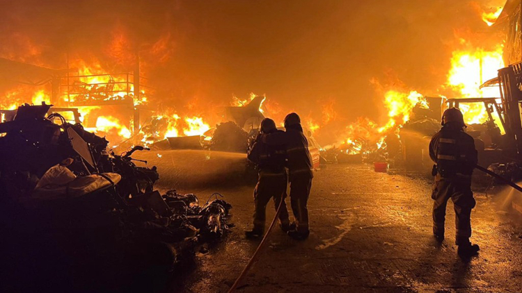 八鄉黃竹園回收場發生起火 消防正在撲救