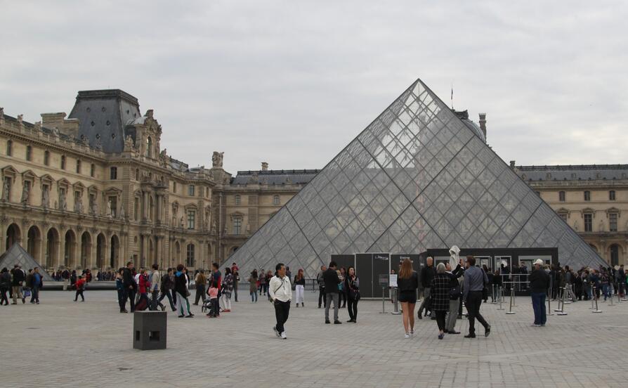 巴黎盧浮宮因受安全威脅臨時閉館