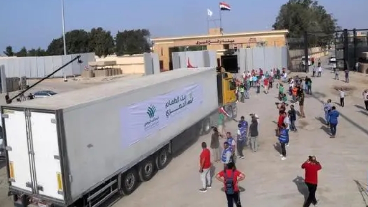 巴以衝突｜​ 第三批人道救援物資通過拉法口岸進入加沙地帶