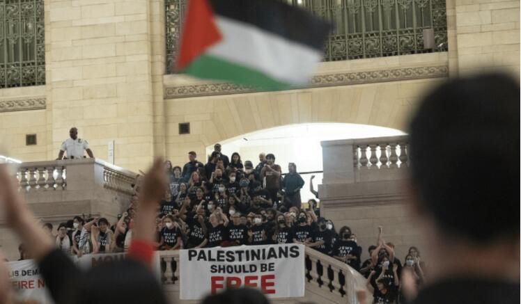 巴以衝突｜以軍稱擴大對加沙地面戰 紐約猶太人舉行反戰遊行