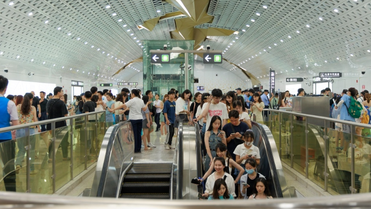 10月31日，深圳地鐵部分線路延長運營1小時