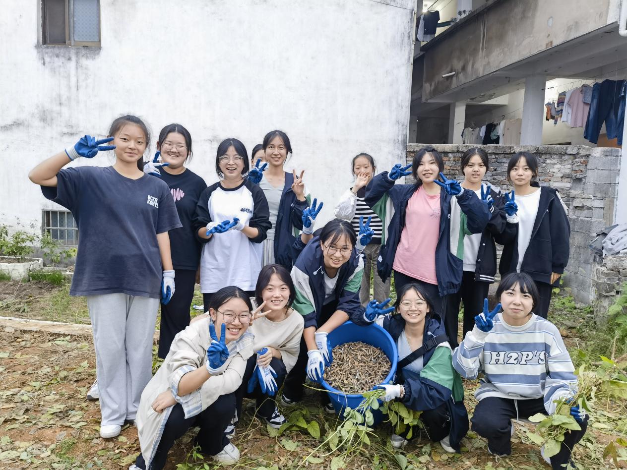 徽州師範學校：「知耕園」裏秋收忙