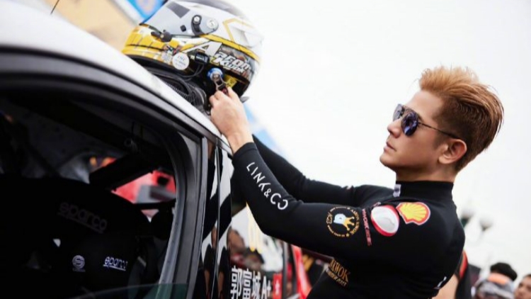 郭富城澳門賽車失控撞車被迫退賽 本人回應：已經盡力去把控