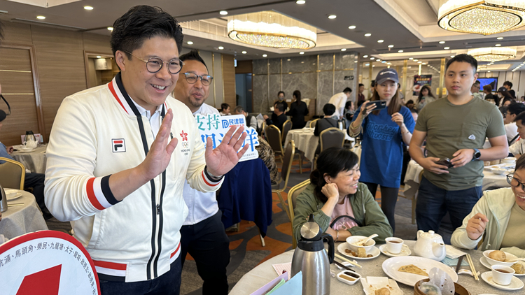 區議會選舉︱霍啟剛落區為候選人拉票 被讚能幹為香港出力幹實事