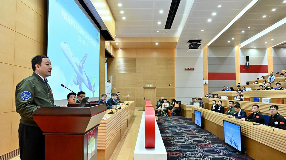 有片｜C919飛越維港 開發團隊與300多名青少年交流