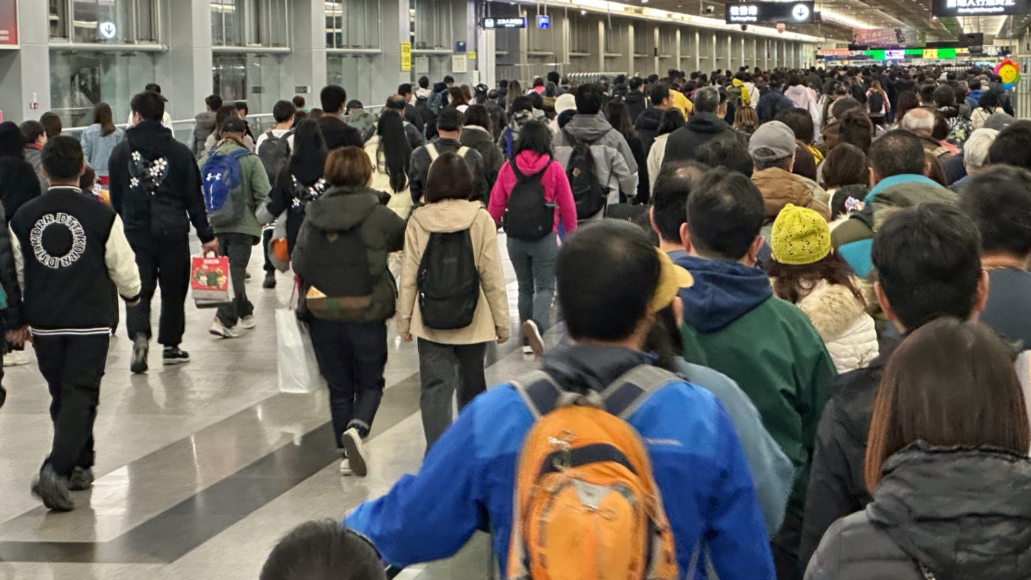 截至下午4時錄逾46萬人次出入境