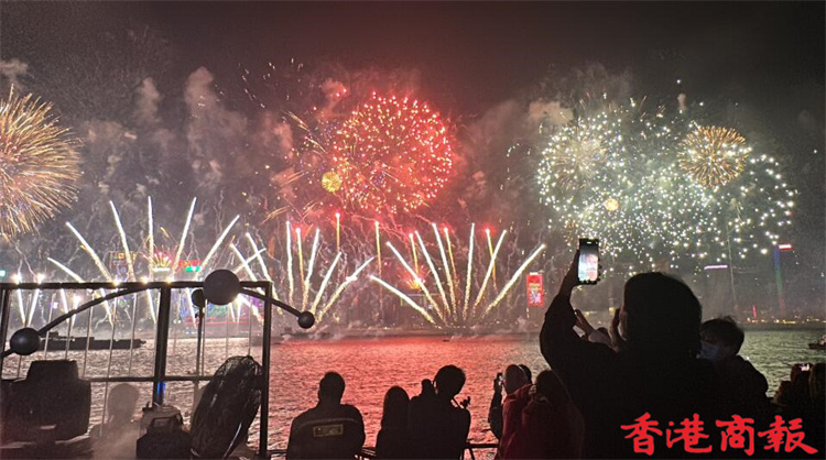 圖集｜大批市民維港兩岸跨年賞煙花 李家超祝願新一年香港會更好