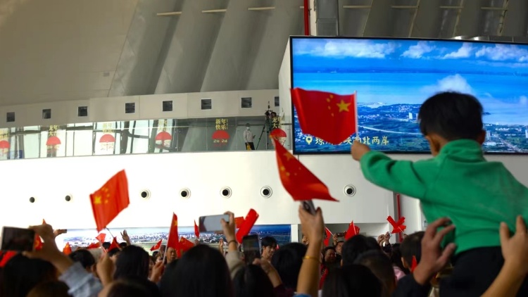 有片｜湛江徐聞港上演新年「快閃」 嶺師學生攜旅客深情祝福祖國