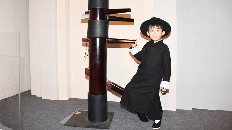 有片｜父子齊睇《詠春》 四歲「小葉問」萌萌噠